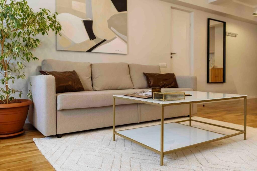 Stunning Views 2Br Intercontinental Flat Apartment Bukares Bagian luar foto